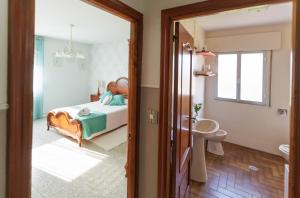 MeisA Casa De Lucha的一间卧室配有床、水槽和镜子