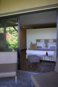 维琪奥港Hotel Restaurant Mariosa的一间卧室配有一张大床和一张沙发