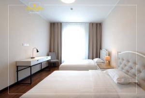 乌兰巴托Morning Star Residences Ulaanbaatar的白色卧室配有床和书桌