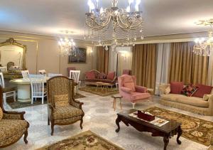 开罗Luxury Apartment 2 Nasr City- City stars的客厅配有吊灯和桌椅