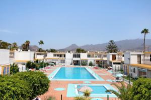 德尔锡伦西奥海岸El Drago的一座设有游泳池和建筑物的酒店