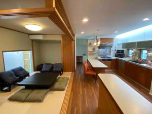 那霸Vacation Rental Kally Naha Okinawa的带沙发的客厅和厨房