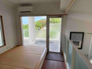 那霸Vacation Rental Kally Naha Okinawa的一间设有楼梯和滑动玻璃门的房间