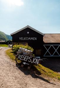ViksdalenTuftegarden的一座黑色谷仓,前面停有自行车