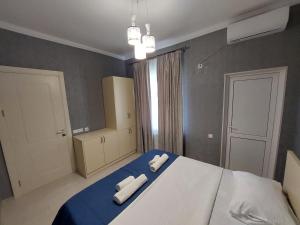 西格纳吉Apartment in Sighnaghi的一间卧室配有一张床,上面有两条毛巾