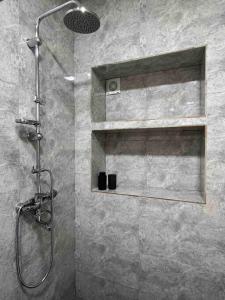 梅斯蒂亚Apartment Gabliani的带淋浴的浴室和玻璃门