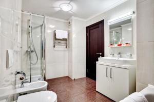 基辅Bratislava Hotel Kyiv的白色的浴室设有水槽和淋浴。