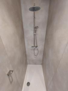 马尔梅迪MyDeer - Deluxe rooms & shared kitchen的浴室内配有淋浴和头顶淋浴