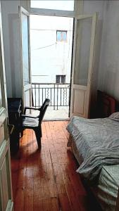 亚历山大ARAB Hostel For Men onlyغرف خاصة للرجال فقط 仅限男士 女士不允许的一间卧室配有一张床、一张书桌和一个窗户。