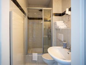 克里米乔Hotel Mauritius的带淋浴、卫生间和盥洗盆的浴室