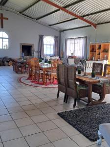 WitelsbosCadeau Hiking and Accommodation的客厅配有木桌和椅子