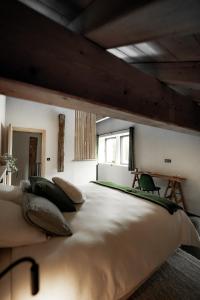 普雷芒翁La Loge de la Dolarde - Chambre Nord-Est的大卧室配有带枕头的大白色床
