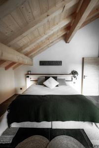 普雷芒翁La Loge de la Dolarde - Chambre Nord-Est的一间卧室配有一张带绿毯的大床