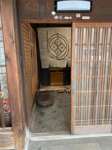 Kami-ichiYoshino-gun - House - Vacation STAY 61738v的享有带门的房间的内部景色