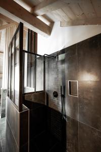 普雷芒翁La Loge de la Dolarde - Chambre Nord-Est的带淋浴的浴室和玻璃墙