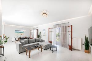 基萨莫斯Villa Katrin的客厅配有沙发和桌子