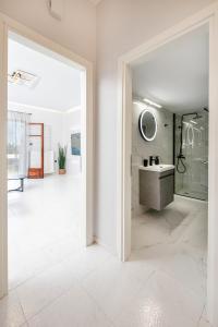 基萨莫斯Villa Katrin的白色的浴室设有水槽和镜子