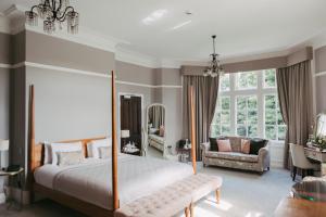 利兹兀兰酒店的一间卧室设有一张床和一个大窗户