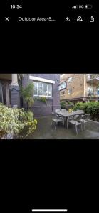 悉尼STUDIO IN BONDI的两张带桌子和长凳的庭院照片