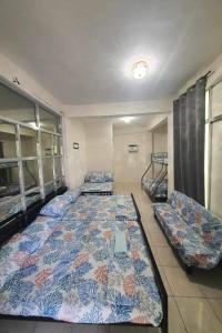 道伊斯Bohol Transient LRUY的一间卧室配有一张大床和一张沙发