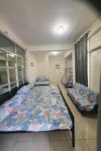 道伊斯Bohol Transient LRUY的一间卧室配有一张大床和一张沙发