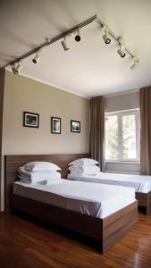 比什凯克People Guest House的一间卧室设有两张床和窗户。