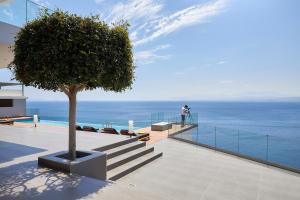 阿齐亚佩拉加Beachfront Villa in Crete - Epavli Luxury Villa的一个人从房子里拍一张海洋照片