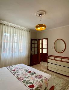 地拉那Guest house tirana的一间卧室配有一张带梳妆台和镜子的床