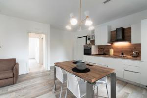 梅斯特Residence Cavalli的厨房以及带木桌和椅子的用餐室。