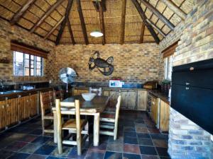 布里茨Mokuru Private Nature Reserve的厨房配有桌椅和砖墙