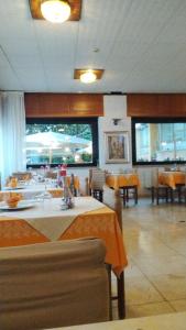 帕莱斯特里纳斯特拉酒店的餐厅内带桌椅的用餐室