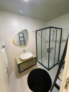 法马古斯塔La Terrazza Hotel的浴室配有盥洗盆和带镜子的淋浴