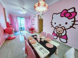 普崇Puchong HELLO KITTY FULLY AIR-CON Suite的一间墙上挂着小猫壁画的用餐室