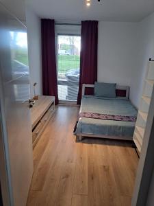 阿姆斯特丹Dubbelink 3A的一间卧室设有一张床和一个窗口