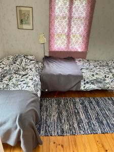 哈普萨卢Posti 8 aiamaja的一间卧室设有两张床和窗户。