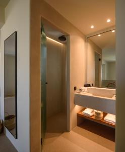皮尔戈斯Elessa Hotel的一间带水槽和镜子的浴室