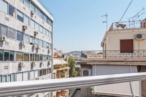雅典Spacious 3 bedroom apt in Eksarchia的从大楼的阳台上可欣赏到风景