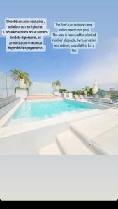 伊斯基亚Mavilan Luxury Apartments Ischia的杂志上游泳池的图片