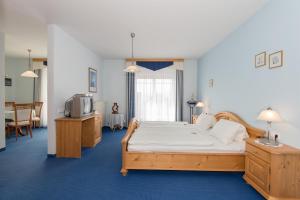 PöllaubergGoldsberghof的一间卧室配有一张床和一台电视。