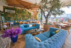布德瓦Luxury Hotel Riva - Budva的餐厅设有蓝色的沙发和桌子