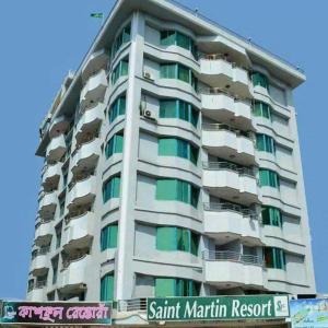 库克斯巴扎Saint Martin Resort的带阳台和街标的高公寓大楼