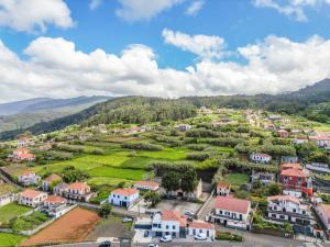 莫尼兹港Salsa Country House II by Madeira Sun Travel的享有山脉小村庄的空中景致