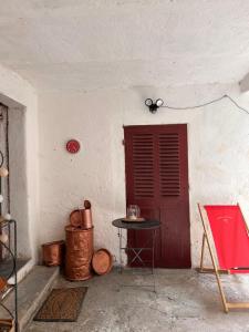 Santa-Lucia-di-MercurioGite casa mea的一间白色的房间,设有红色的门和一张桌子