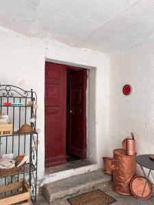 Santa-Lucia-di-MercurioGite casa mea的白色房间的一个红色门,有桌子