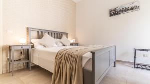 米兰多拉Le stanze dei Pico Wi-Fi, Netflix e una terrazza unica sul tetto的一间卧室配有一张床和一张带床罩的桌子