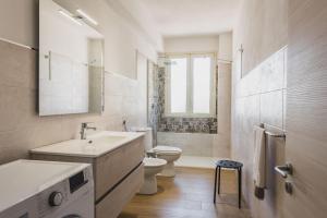 弗洛里迪亚Casa Lilium a Floridia的白色的浴室设有水槽和卫生间。
