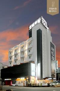 全州市Hotel Torang Jeonju的一座白色的大建筑,上面有标志
