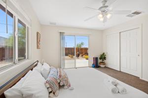 二十九棕榈村Cassia Tree的白色的卧室设有一张大床和一个窗户