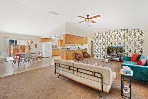 二十九棕榈村Cassia Tree的带沙发的客厅和厨房