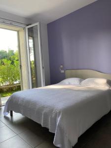 马内尔巴Villa Athena Charme的一间卧室配有一张大床和紫色墙壁